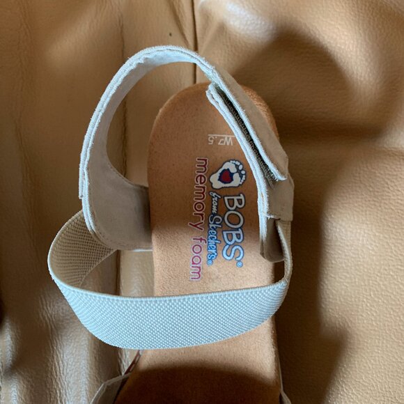 BOB'S FROM SKECHERS MEMORY FOAM TAUPE/TAN SANDALS, EUC, 7.5 WIDE - Picture 6 of 8